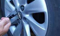 Ściągacz / szczypce do nakładek (kapturków) na śruby koła - grupa VW Skoda Audi Seat